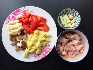 2、四宝烧鸡翅,将各种配菜切好。