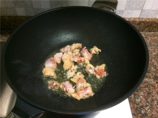 4、四宝烧鸡翅,放入鸡翅煸干水份。