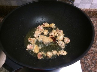 5、四宝烧鸡翅,放入一勺豆瓣酱翻炒片刻。