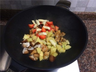 7、四宝烧鸡翅,放入香菇、土豆、胡萝卜和山药翻炒30秒。