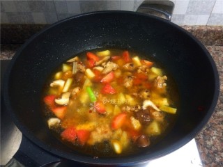 9、四宝烧鸡翅,倒入两倍菜份量的清水大火煮开。