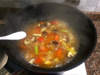 10、四宝烧鸡翅,放入适量盐，转中火煮至汤汁浓稠即可。