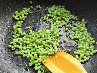 6、蛋炒饭,翻炒至全部变色。