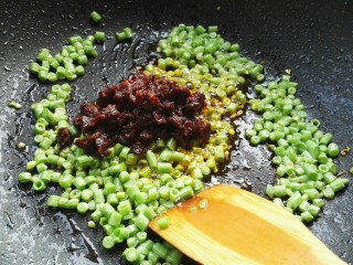 7、蛋炒饭,放适量仲景香菇酱。