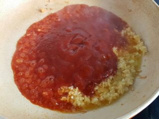 4、鸡肉海鲜披萨,4．一次性倒入全部番茄酱。