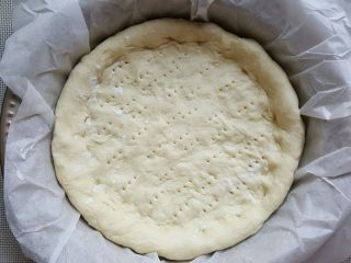 14、鸡肉海鲜披萨,14．将披萨底移动到模具中，再次整理一下形状后，底部用叉子叉小孔。