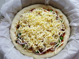 18、鸡肉海鲜披萨,18．最后铺上厚厚的芝士丝。