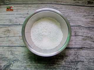 1、葱花酱饼,300g面粉放入盆中，加入3g盐