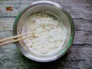 2、葱花酱饼,加适量温水搅成雪花状