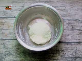 3、葱花酱饼,揉成面团，放一边醒10分钟