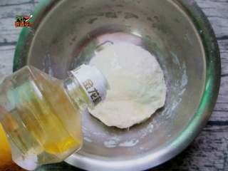 4、葱花酱饼,静置完毕的面团加入适量油，揉成光滑的面团，再次用湿布或保鲜膜盖上，饧20分钟。