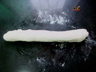 5、葱花酱饼, 醒好的面团搓成长条，分成3份