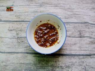 6、葱花酱饼,冷锅冷油，直接下八角、花椒，小火翻炒炸出香味，捞出只留油，放蒜末爆香后加葱花，再把豆瓣酱、甜面酱、蒜蓉辣酱放入锅里，小火翻炒出香味，加小半碗水中火煮开转小火，煮到酱料稍微粘稠即可 装碗备用