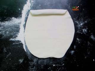 7、葱花酱饼,取一个剂子擀成皮状，从上向下卷起