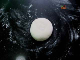 8、葱花酱饼,卷起后压成一个小圆饼