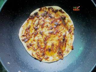 11、葱花酱饼,在一面刷上一层酱，然后关火，不要着急把饼拿出来，用余温煎至45秒~1分钟（注意全程小火！）