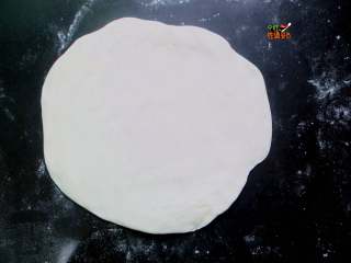 9、葱花酱饼,擀成一张大饼