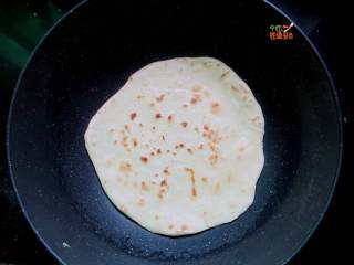 10、葱花酱饼,锅里倒少许油，烧热，放入饼，煎至两面金黄（用小火煎）