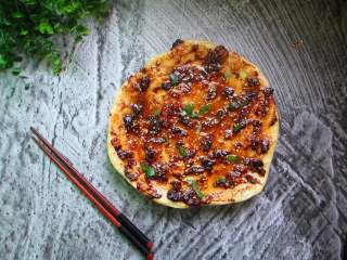 12、葱花酱饼,撒上葱花和白芝麻即可开吃