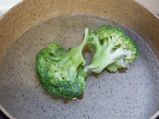 8、低脂营养减肥—双米杂蔬炒饭,锅中烧开水，加入一点盐，将西兰花焯水。