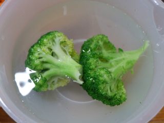 9、低脂营养减肥—双米杂蔬炒饭,焯水后，放进凉水里过一下。