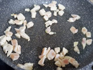 12、低脂营养减肥—双米杂蔬炒饭,先将鸡肉放入炒至发白。