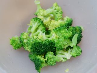 10、低脂营养减肥—双米杂蔬炒饭,过好的西兰花在摘成小朵。这样子西兰花不容易散碎。