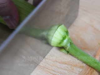 2、蒜蓉粉丝蒸丝瓜好看又好吃，秘密就在这酱料,去掉根蒂