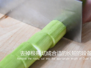 3、蒜蓉粉丝蒸丝瓜好看又好吃，秘密就在这酱料,切成合适的长短的段备用