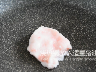 6、蒜蓉粉丝蒸丝瓜好看又好吃，秘密就在这酱料,烧热锅，放入适量猪油化开