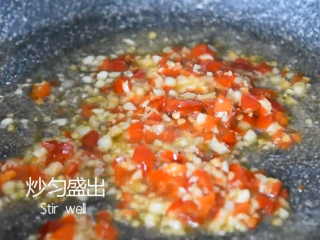 7、蒜蓉粉丝蒸丝瓜好看又好吃，秘密就在这酱料,炒匀盛出