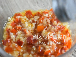 8、蒜蓉粉丝蒸丝瓜好看又好吃，秘密就在这酱料,倒入少许盐搅拌