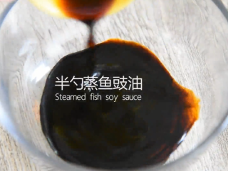 9、蒜蓉粉丝蒸丝瓜好看又好吃，秘密就在这酱料,倒入半勺老抽、半勺蒸鱼豉油、适量高汤，搅拌均匀