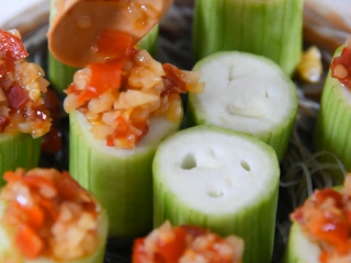 12、蒜蓉粉丝蒸丝瓜好看又好吃，秘密就在这酱料,将熬好的剁辣椒盖在丝瓜上