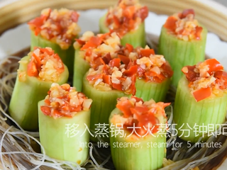 13、蒜蓉粉丝蒸丝瓜好看又好吃，秘密就在这酱料,移入蒸锅，大火蒸5分钟即可