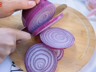 1、部队火锅,洋葱横着切片，这个纹路贼好看，备用