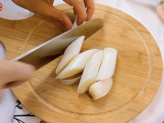 2、部队火锅,大葱切段备用