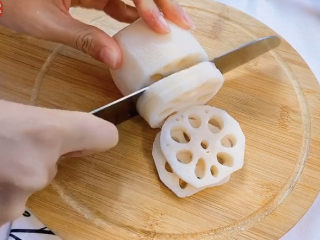 3、部队火锅,莲藕去皮切片，备用