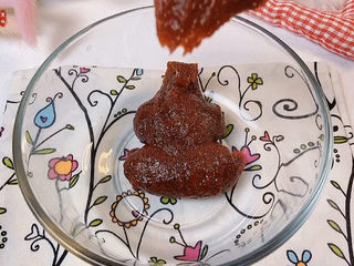 5、部队火锅,来挑一个酱汁，先来两大勺的韩式辣酱，韩式辣酱基本上是韩式料理里面必不可少的材料。喜欢韩式料理的小伙伴家里必备！