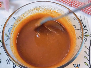 8、部队火锅,加入适量清水，搅拌均匀即可