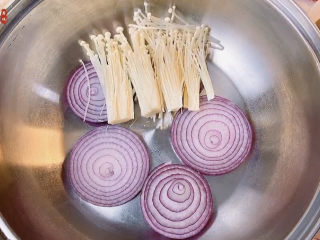 9、部队火锅,取一个大小合适的锅，把洋葱铺底，再来一层金针菇