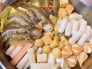 11、部队火锅,来，各种喜欢的丸子铺进来，一定不能少的芝士年糕，小九超爱！虾可以提前捞一下，也可以直接放进去煮！