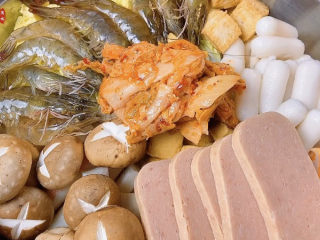 12、部队火锅,部队火锅里面一定不能少之一还有一个午餐肉，再来一包泡菜