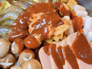 13、部队火锅,来吧前面调好的酱汁浇进来