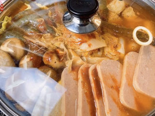 14、部队火锅,加入清水，跟食材平行就差不多了，一会煮一下食材会扁下去。开大火煮开，然后把所有食材煮熟即可