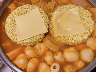 16、部队火锅,我习惯把食材吃一点，然后来两包拉面，拉面上铺上一勺芝士片，煮熟，吃起来超过瘾！