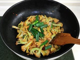 13、干锅花菜,最后加入蒜苗翻炒几下即可出锅。