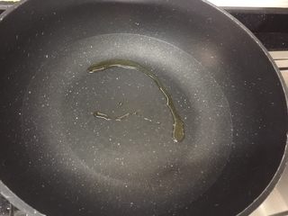 6、双紫饭团,中火热锅，放入芝麻油