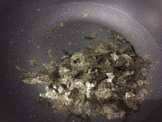 7、双紫饭团,放入紫菜，稍炒一下