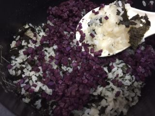 12、双紫饭团,放入紫薯，再放入10g寿司醋翻拌均匀